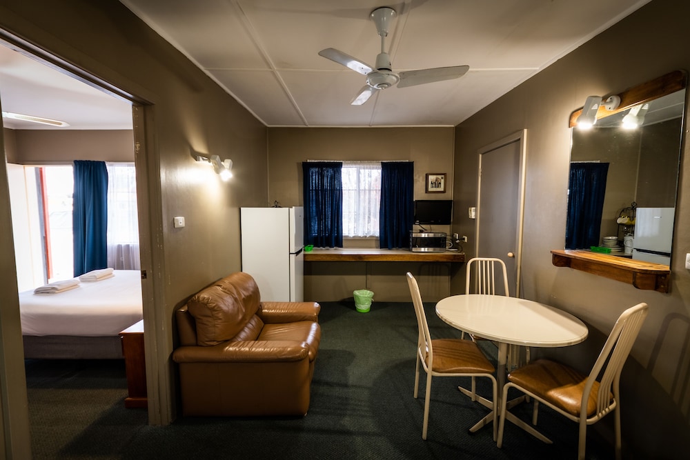 ARDEANAL MOTEL 39/48