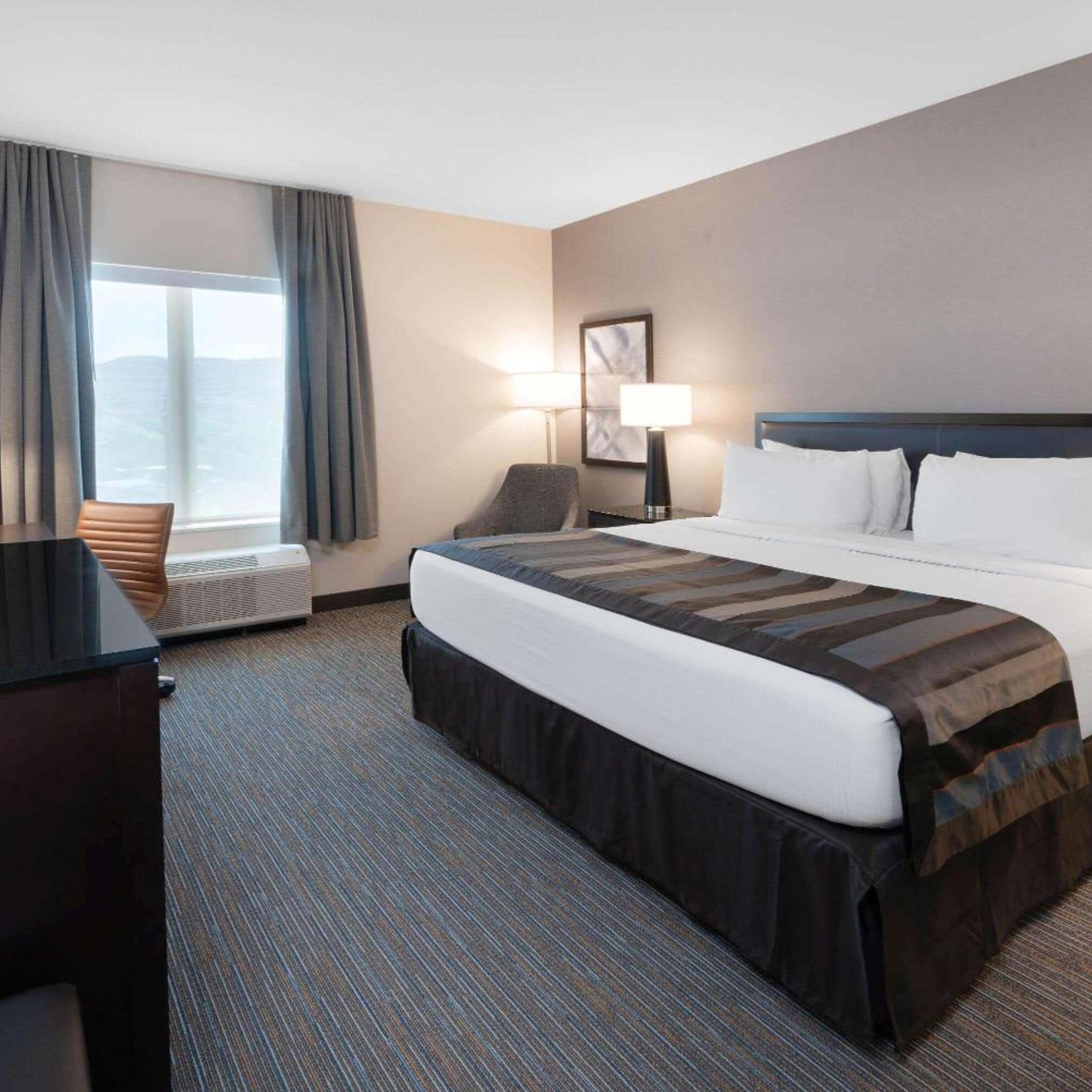 غرفة بسرير كينج بحوض استحمام لذوي الإعاقة، Wingate By Wyndham Moab 2/6