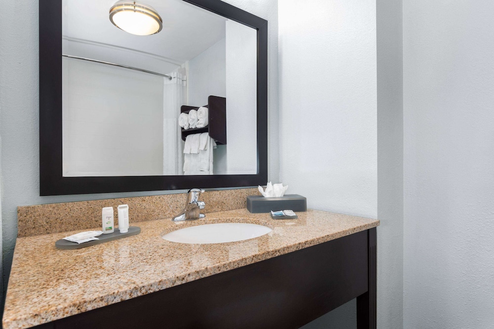 غرفة بسريرين كوين بإطلالة على البحيرة، La Quinta Inn & Suites by Wyndham Bonita Springs Naples N. 9/9