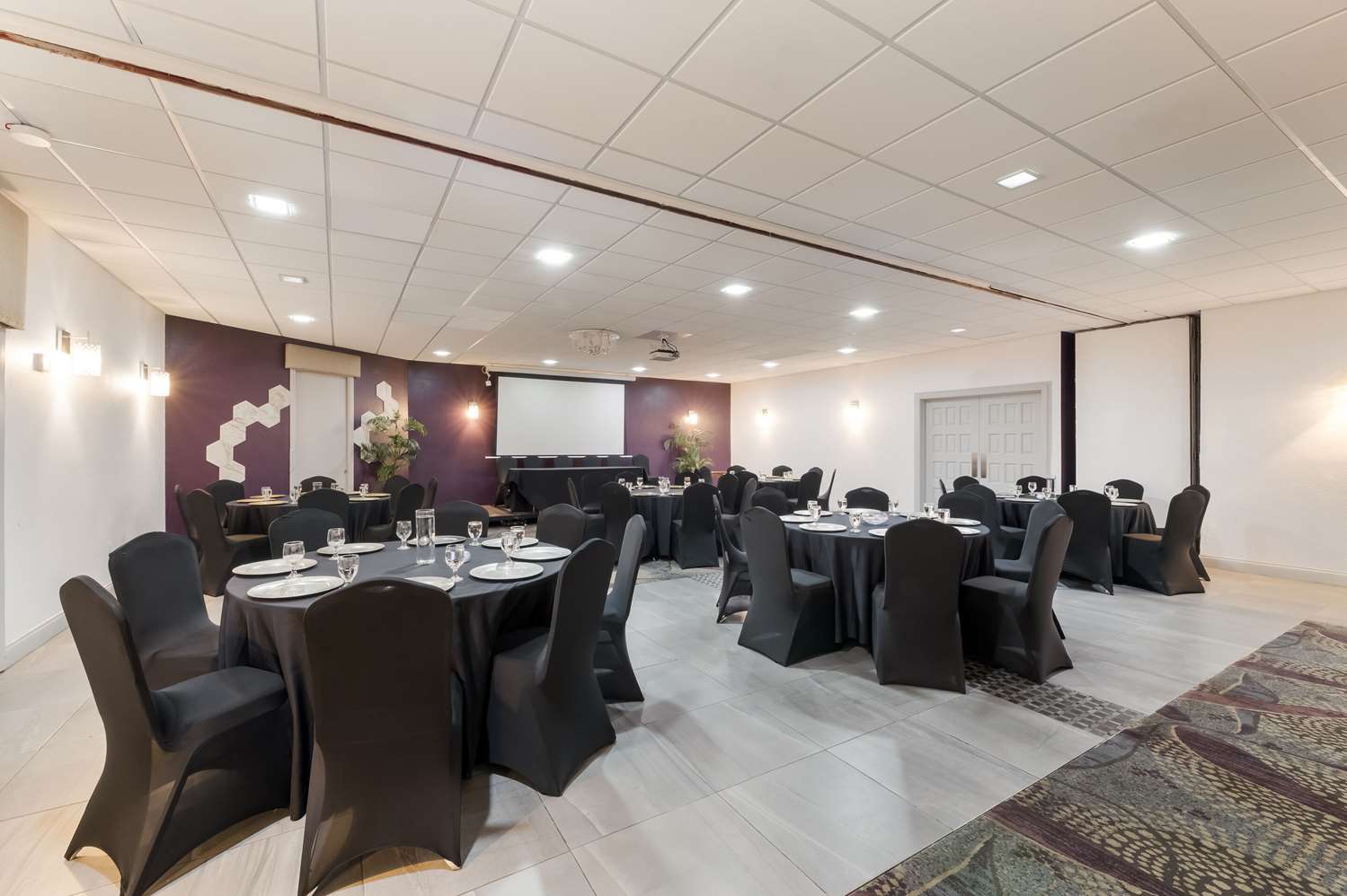 Clarion Inn & Suites Across From Universal Orlando Resort 23/27