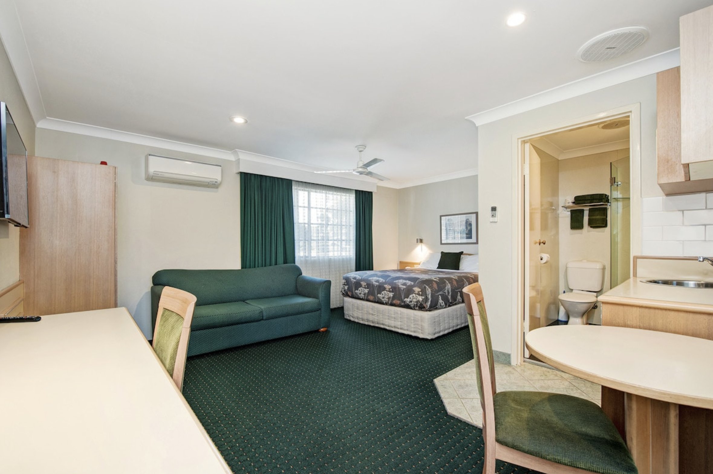 Colonial Terrace Motor Inn 23/29