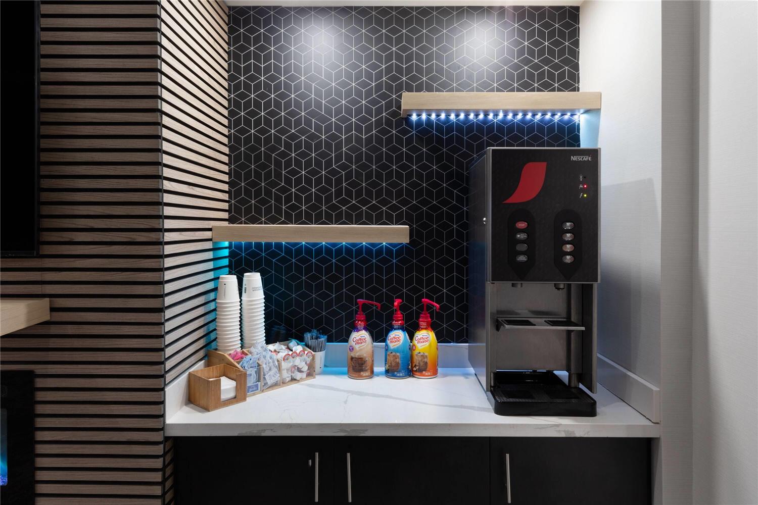 La Quinta Inn & Suites by Wyndham Houston Bush IAH South 46/46