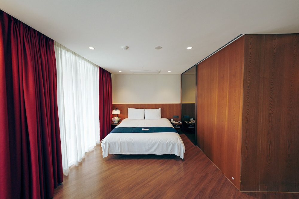 SUITE, QUEEN BED