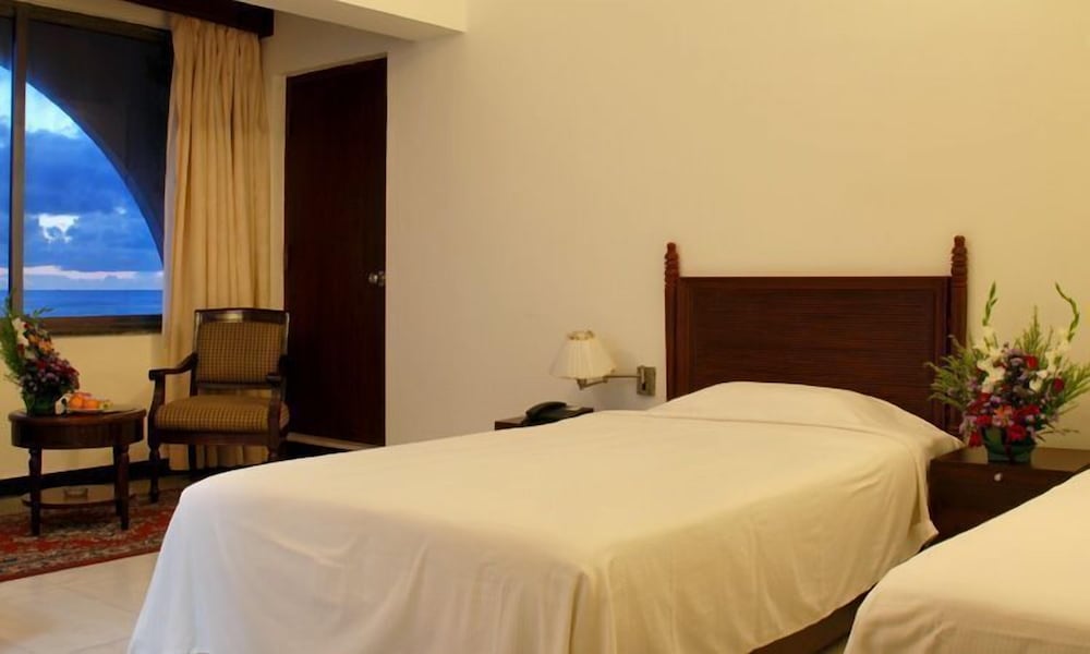 The Paradise Isle Beach Resort 6/23
