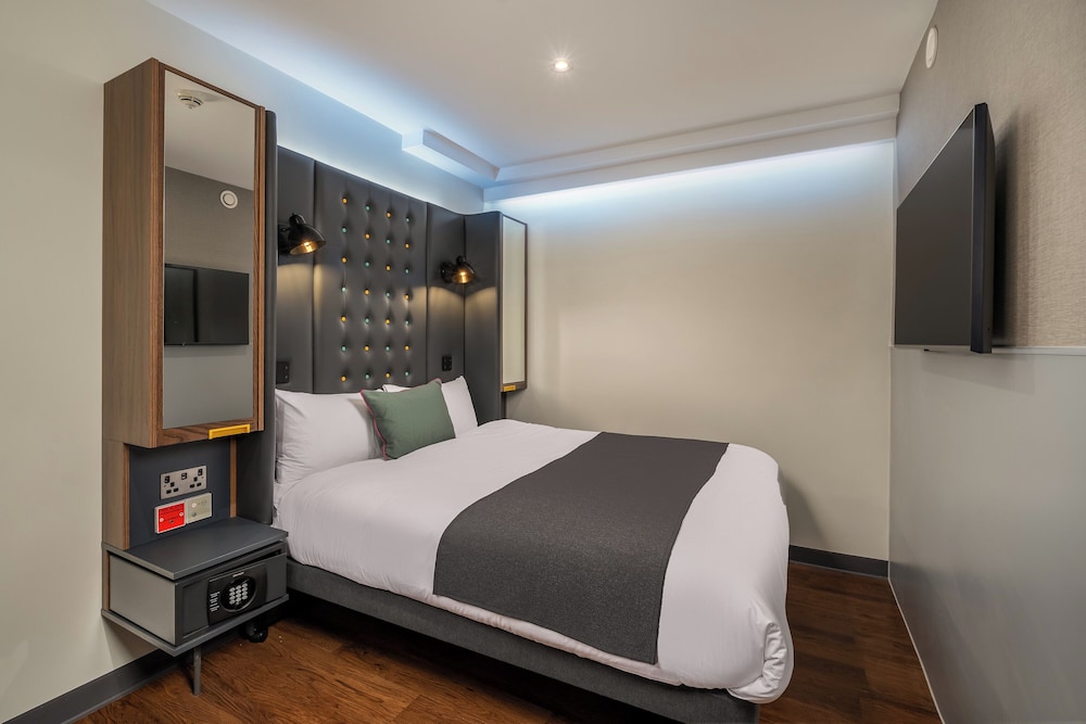 ROOM, DOUBLE BED, NO WINDOW, ACCESSIBLE