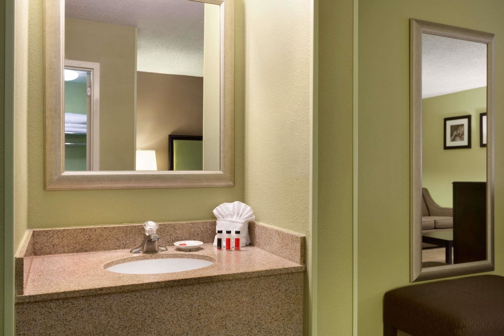Days Inn By Wyndham Baltimore Inner Harbor 19/52