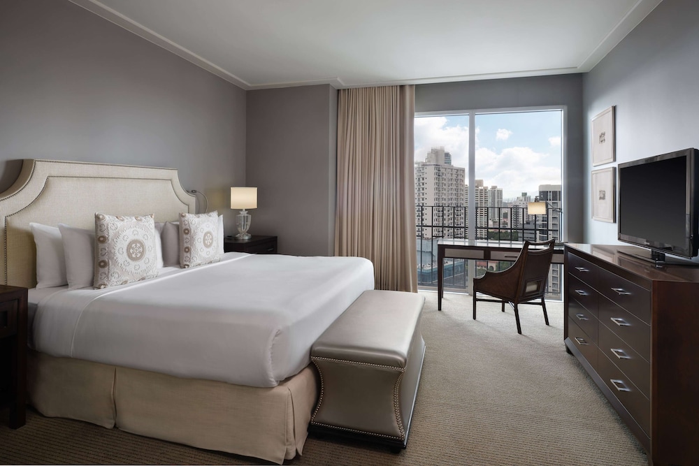 TOWER, EXECUTIVE, KING BED