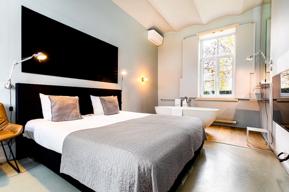 House, King Bed, Bathtub