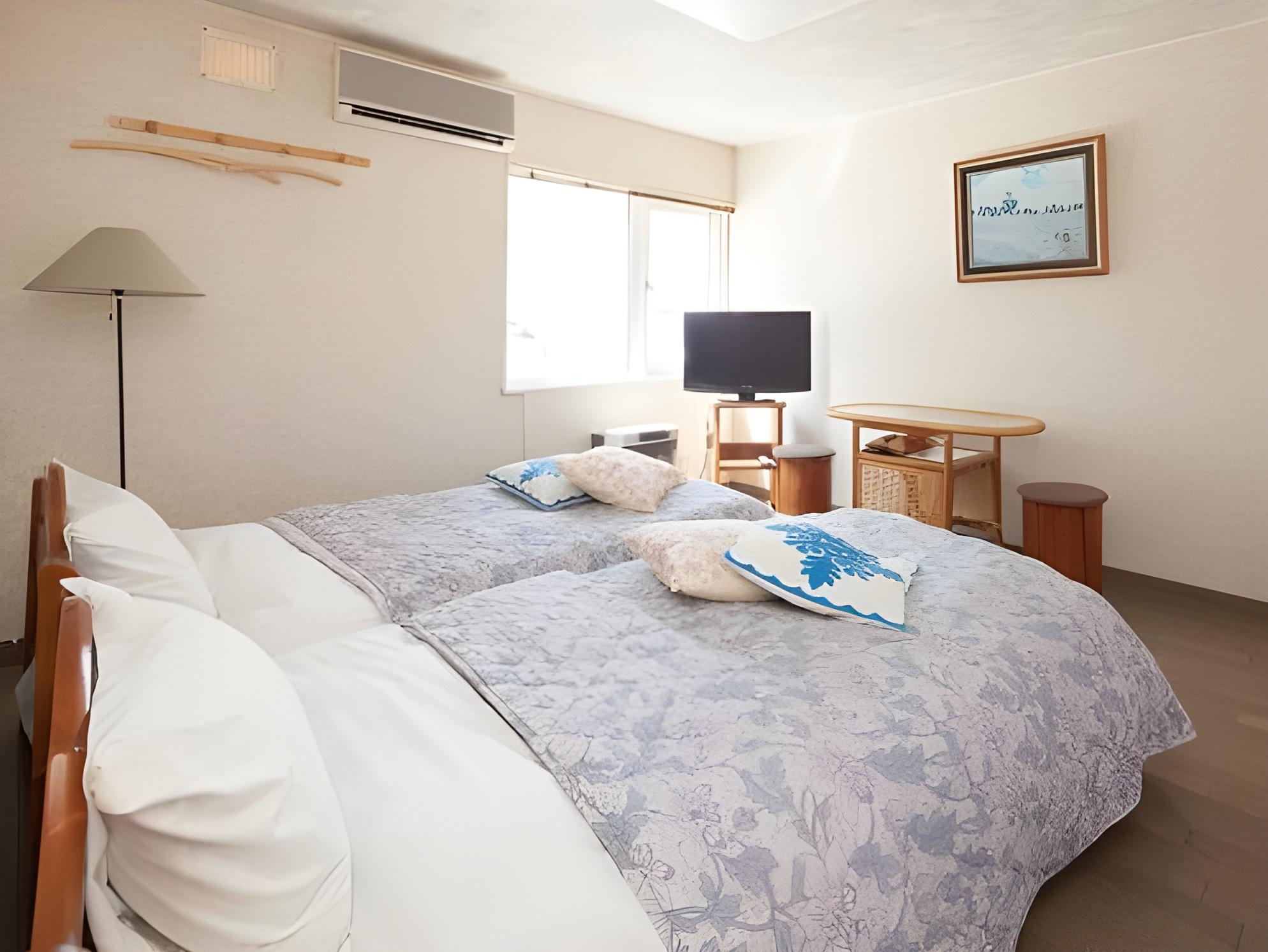 Room, Twin Beds, No Bathroom