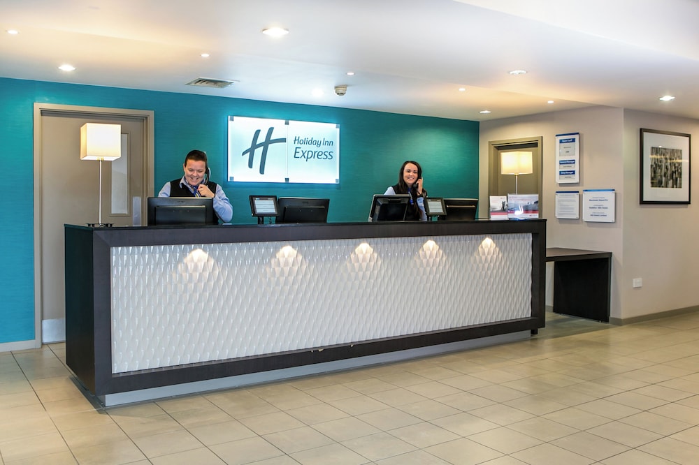 Holiday Inn Express Manchester Airport 11/74