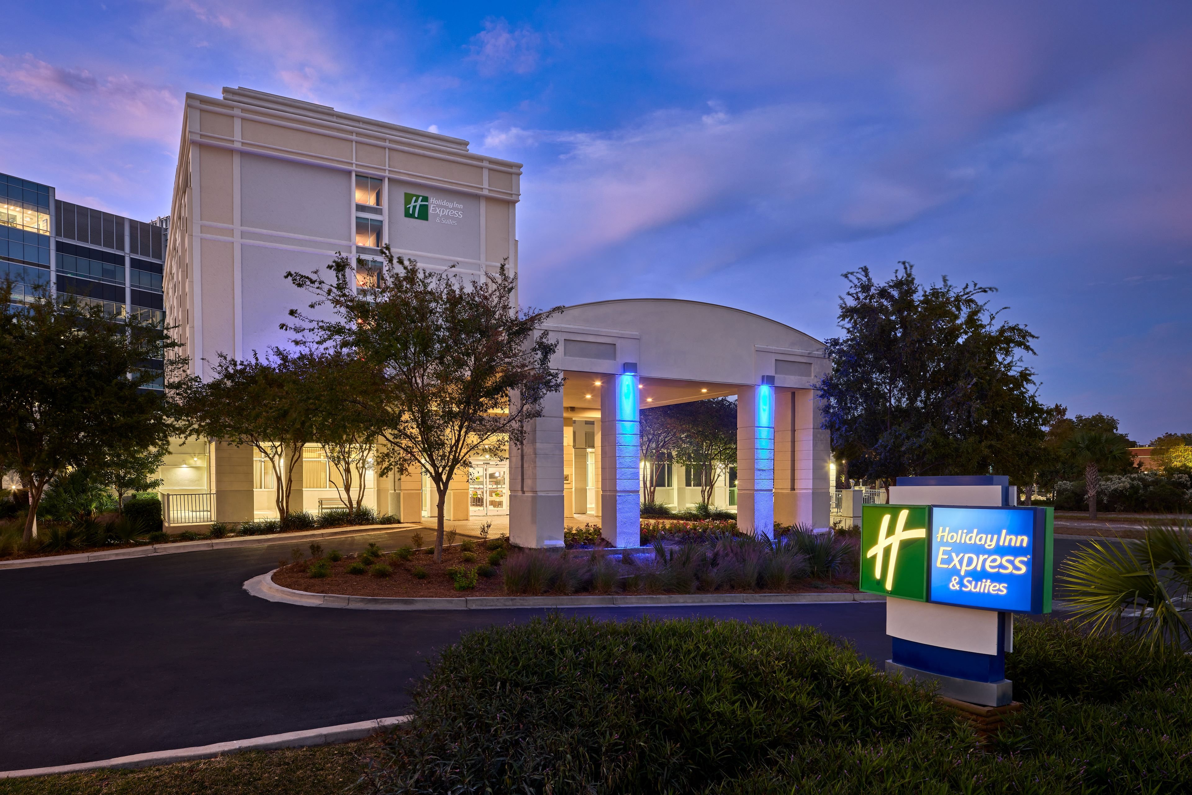 Holiday Inn Express & Suites Charleston Dwtn - Westedge, an IHG Hotel 4/34