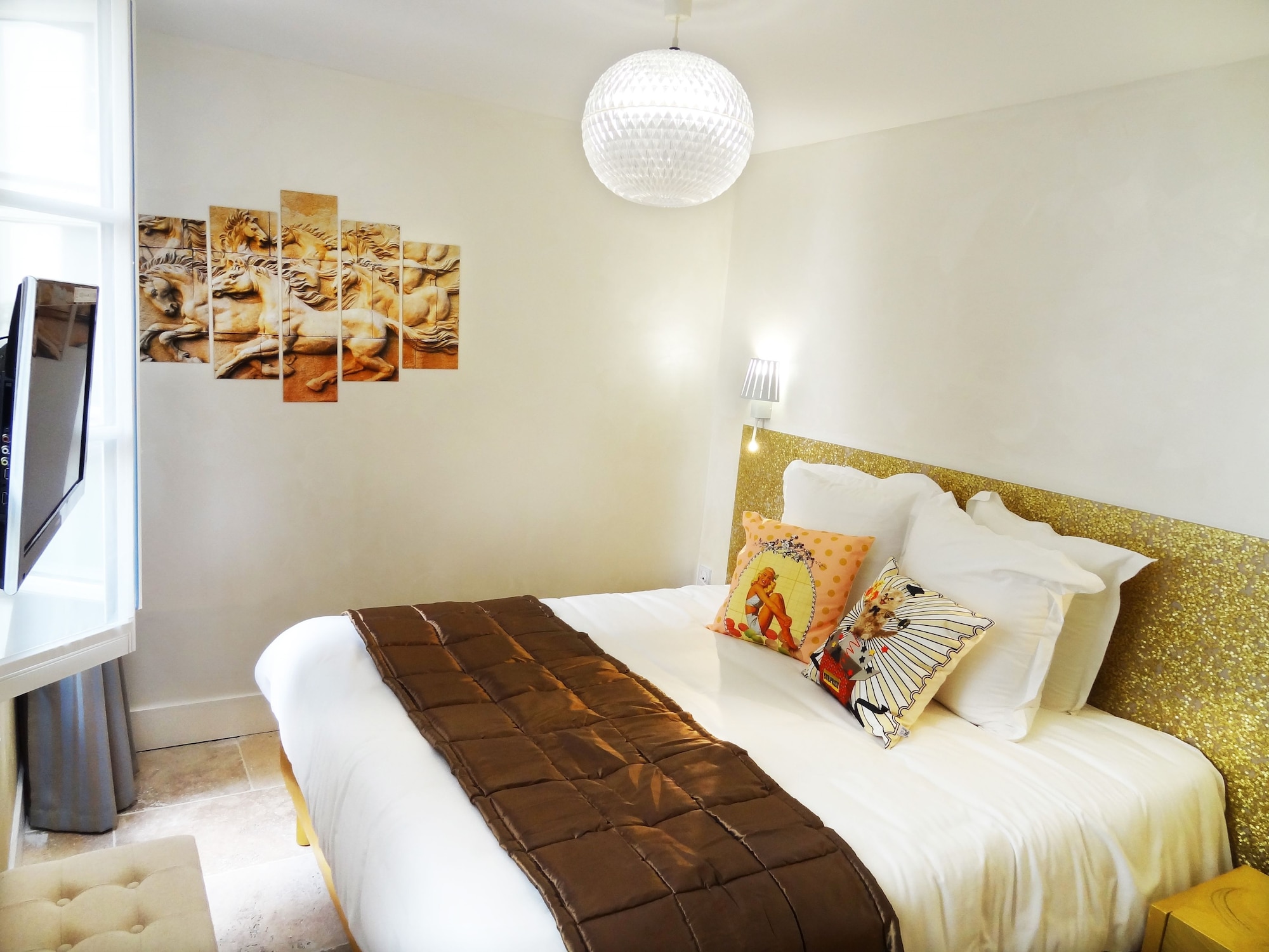 ROOM, DOUBLE BED