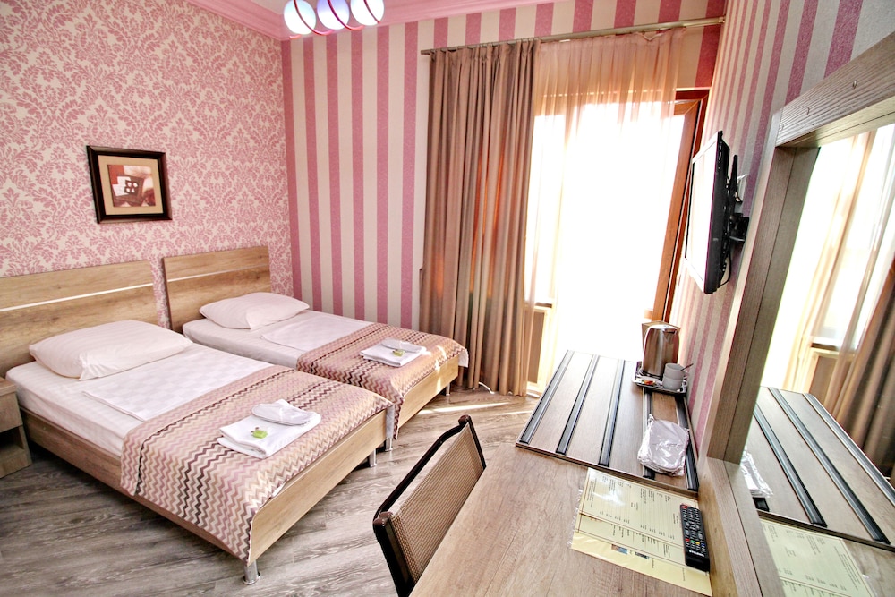 DELUXE, DOUBLE OR TWIN BED