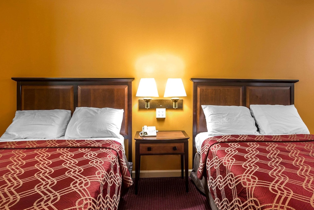 Econo Lodge At Six Flags 7/15