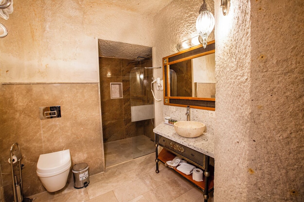 Imperial Cave Hotel 63/69
