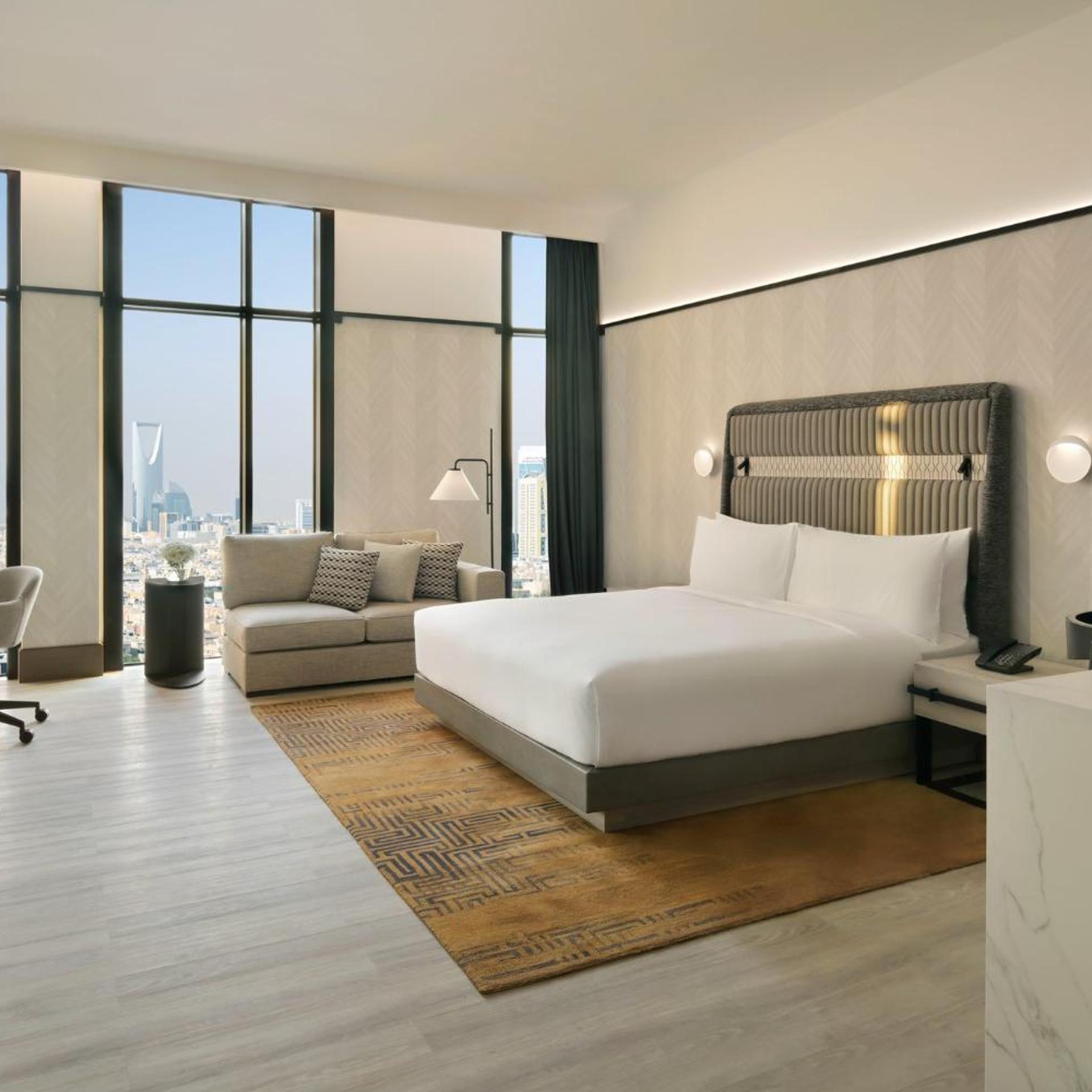 Club, Junior Suite, King Bed, Dining Area, Living Area