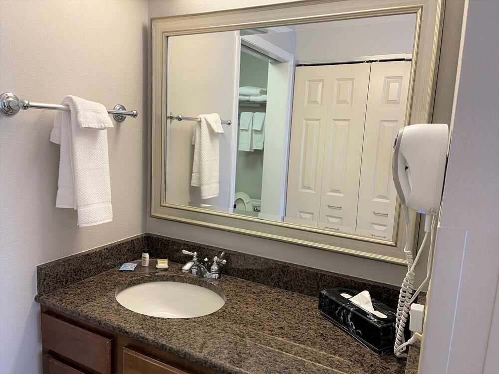 Staybridge Suites Milwaukee West-Oconomowoc 28/73
