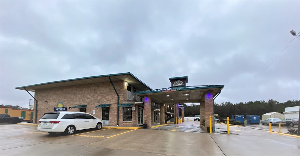 Days Inn by Wyndham Forest 3/40