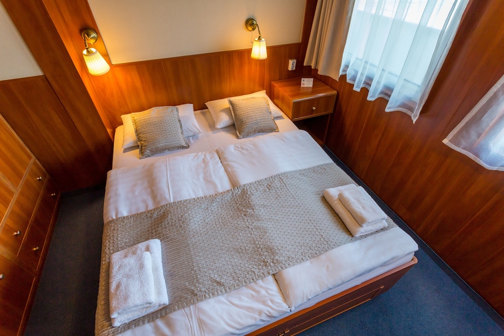 Grand Jules Boat Hotel 8/33