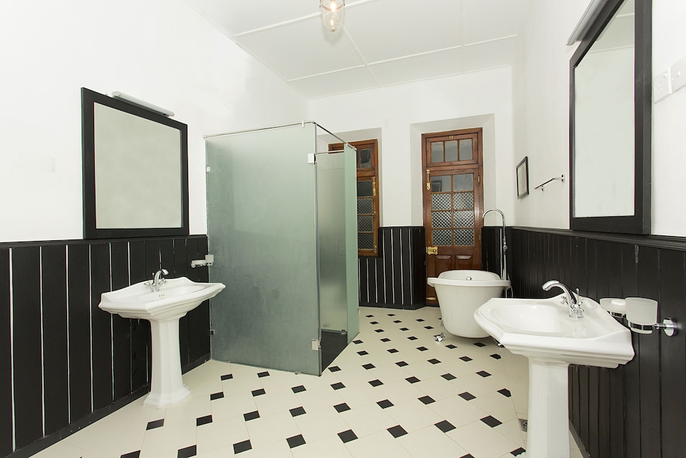 Mountbatten Bungalow 48/50