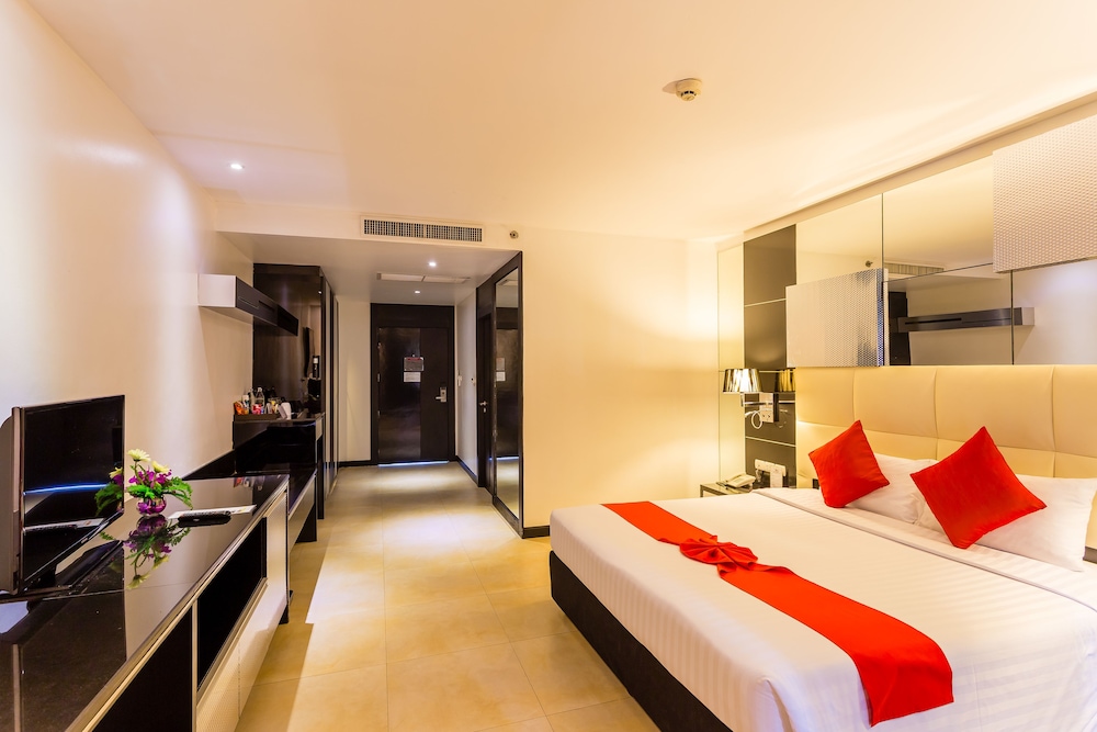 GRAND, DELUXE, EXECUTIVE, KING BED, POOL VIEW
