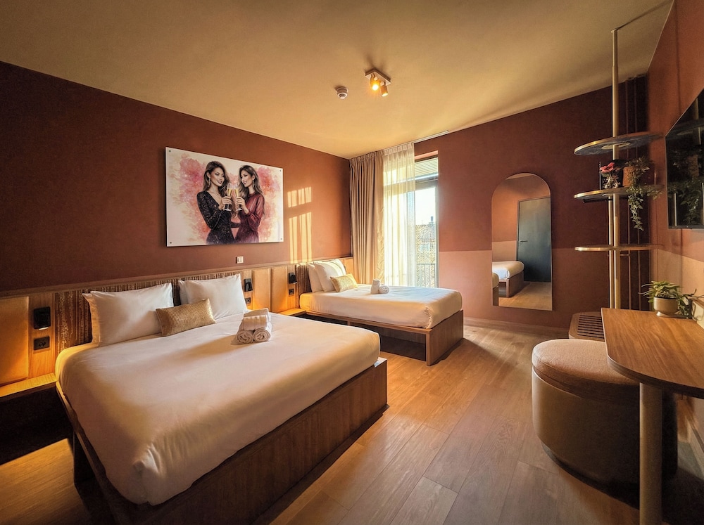 غرفة ثلاثية بسرير مزدوج وسرير فردي، De Pijp Boutique Hotel 4/10