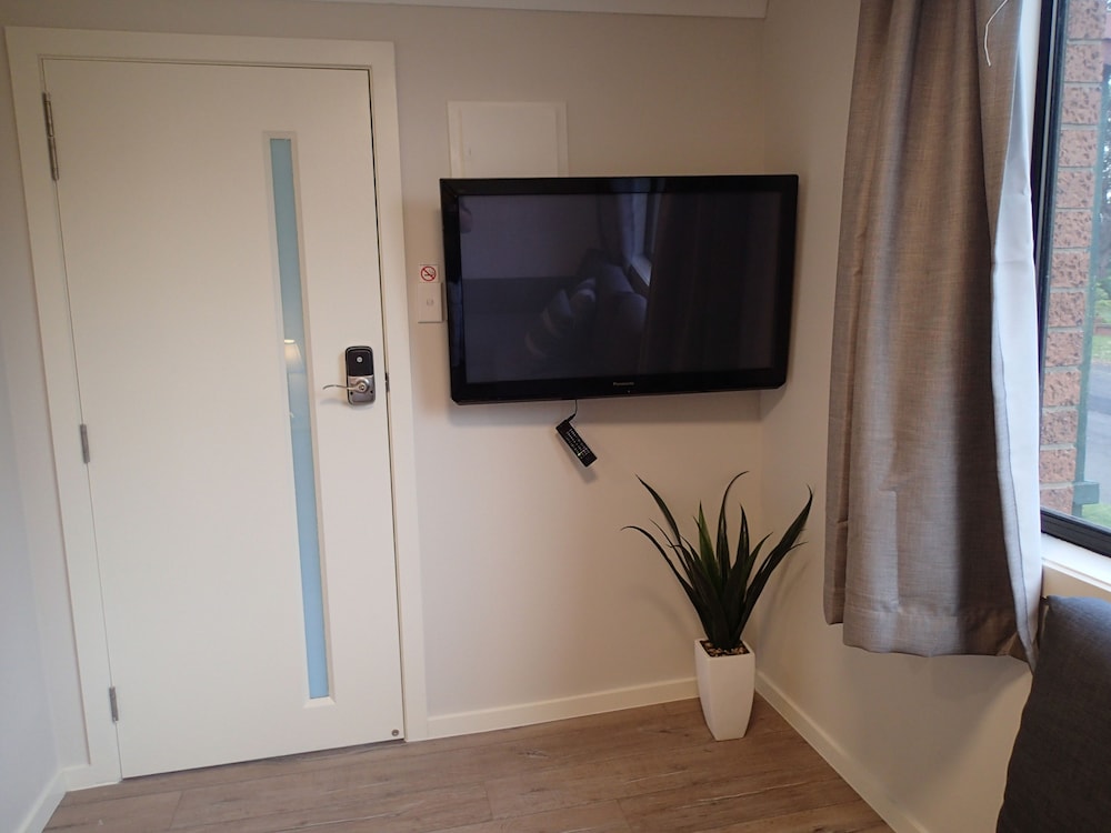 DUNGOWAN HOLIDAY ACCOMODATION 23/75
