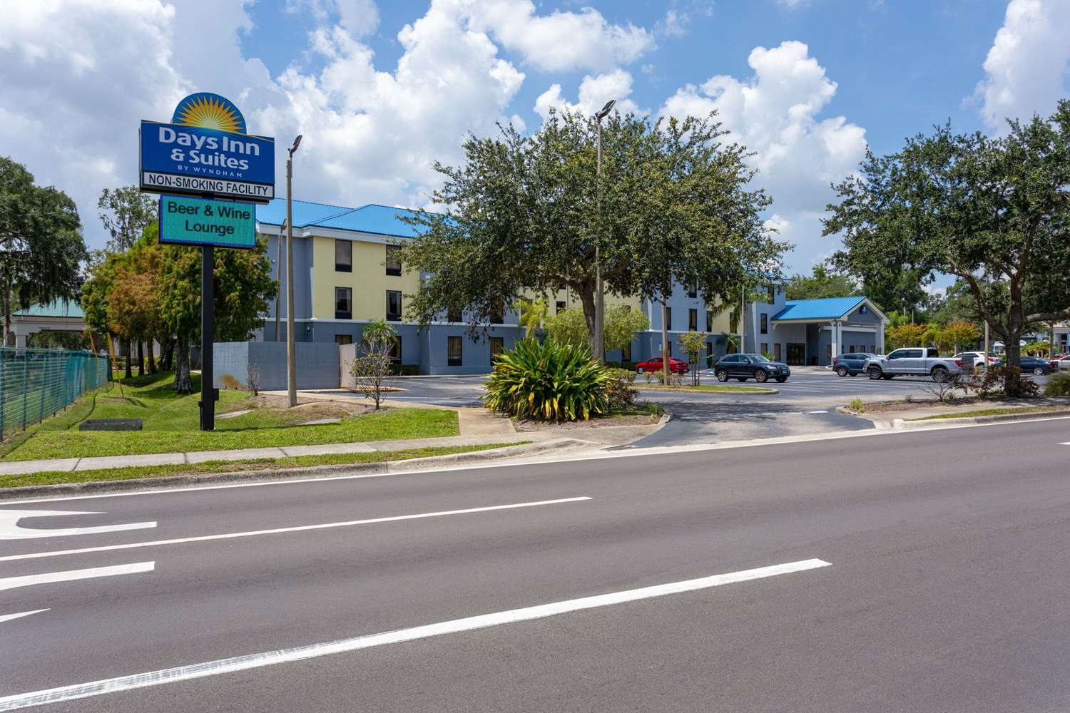 Days Inn & Suites by Wyndham Lakeland 72/85