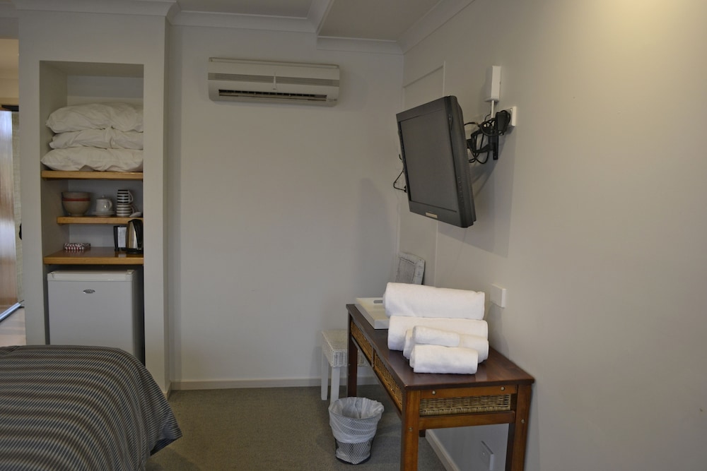 Sandpiper Motel 50/50