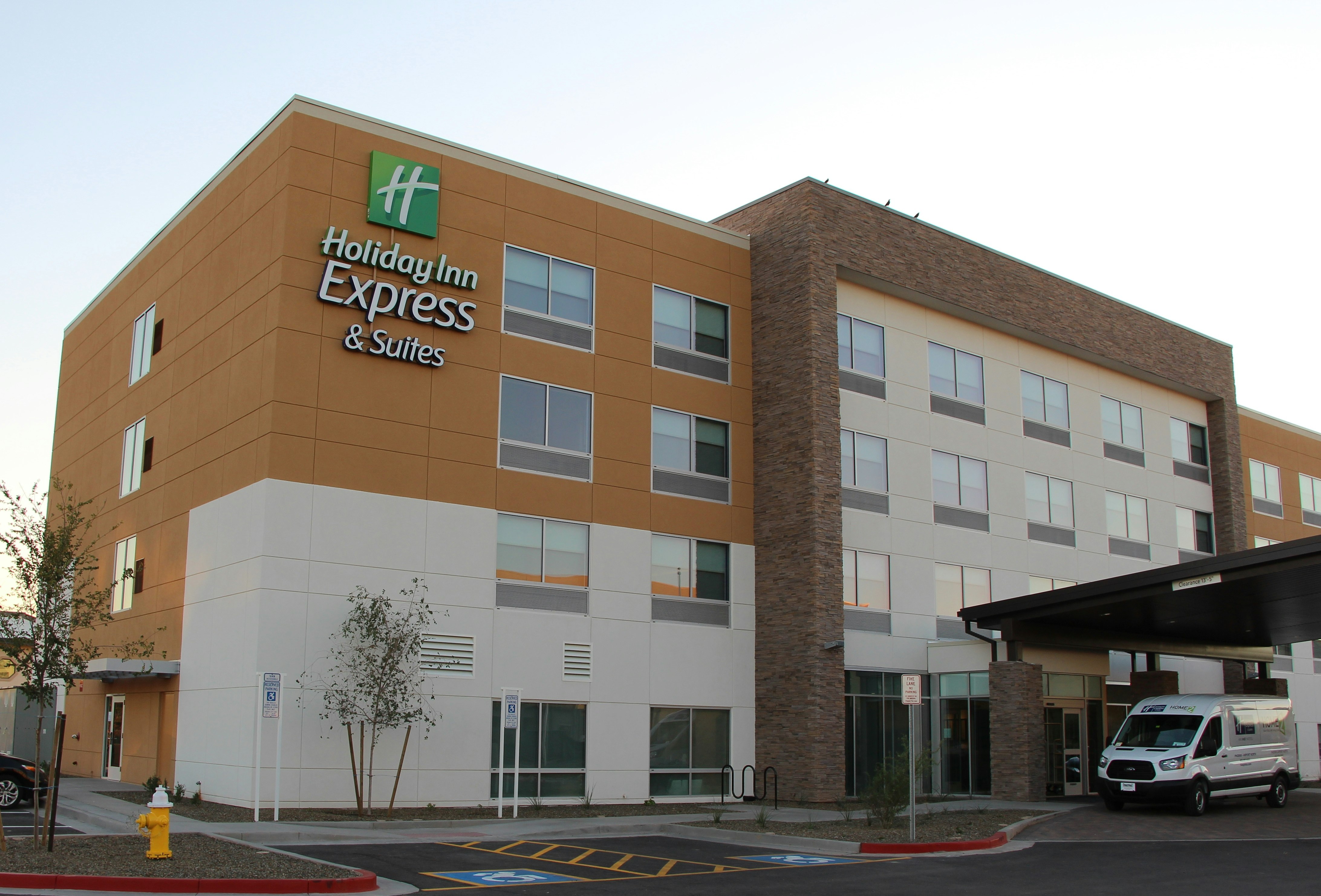 Holiday Inn Express & Suites Phoenix - Airport North 56/71