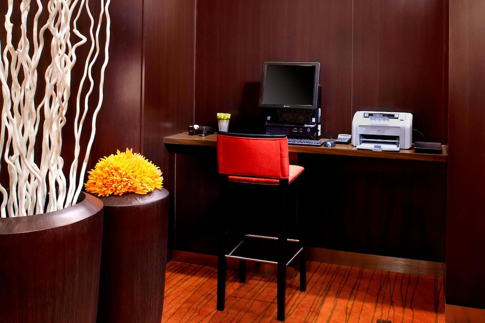 Courtyard by Marriott West Homestead Waterfront 25/26