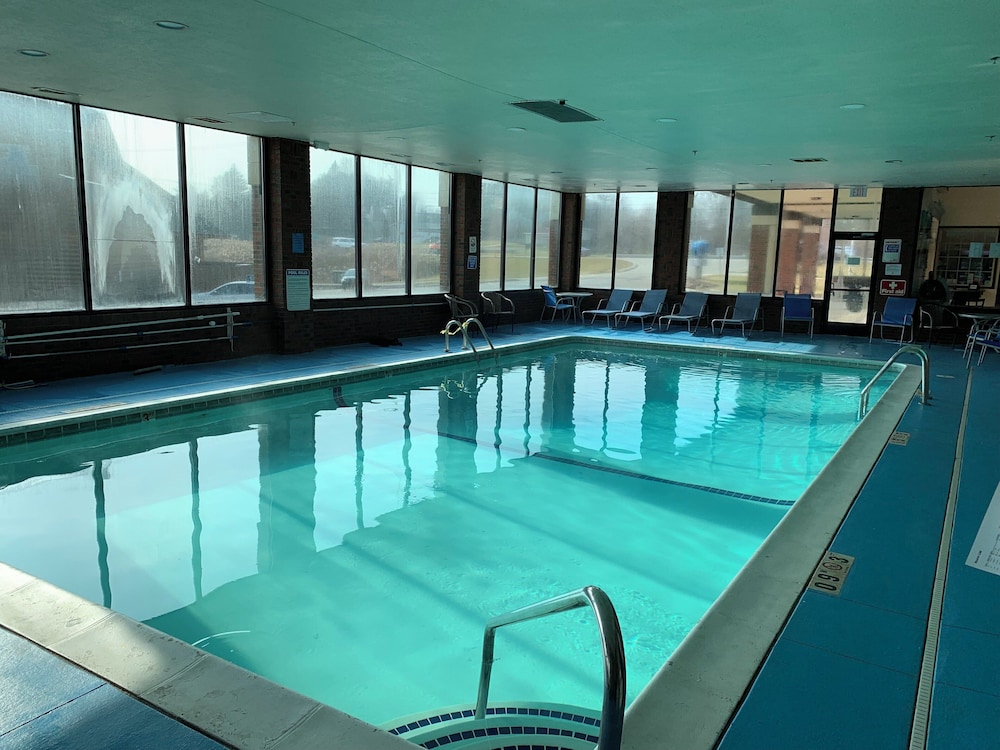 Red Roof Inn & Suites Lake Orion/Auburn Hills 24/37