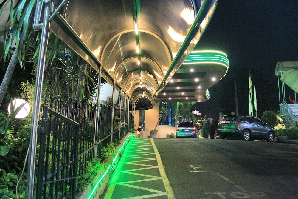 TUNJUNGAN HOTEL 69/73