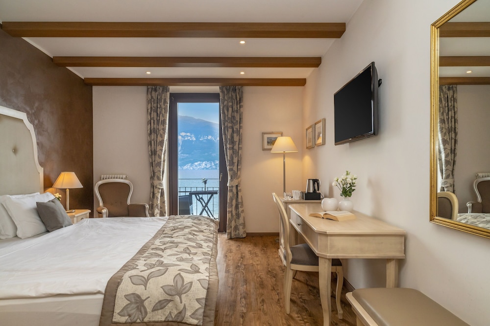 1 BEDROOM, PREMIER, DOUBLE BED, LAKE SIDE