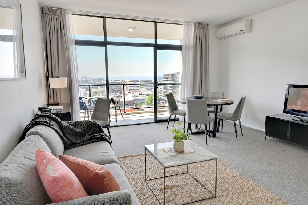 Mantra Wollongong 27/50