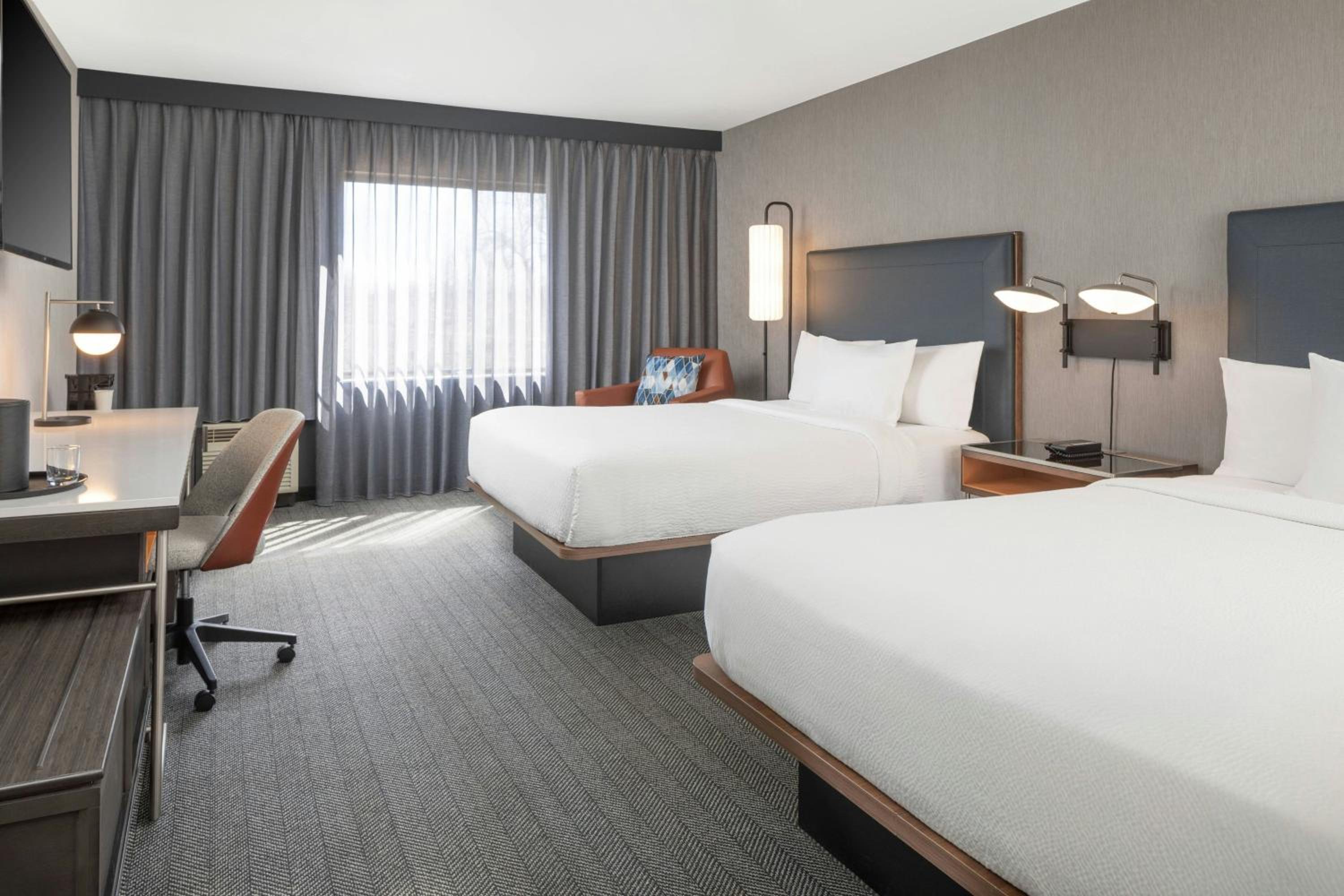 Room, 2 Queen Beds, Bathtub, Accessible