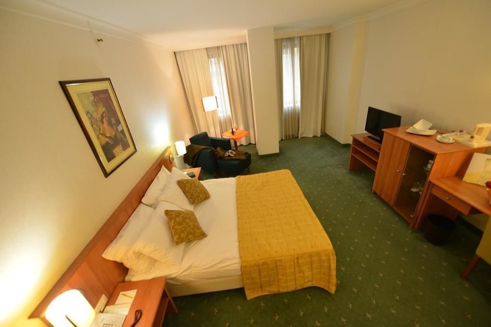 Karpos Hotel 37/50