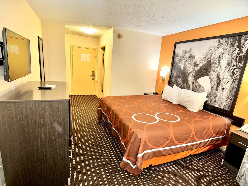 غرفة قياسية بسرير كينج، Super 8 by Wyndham Hillsville 3/10