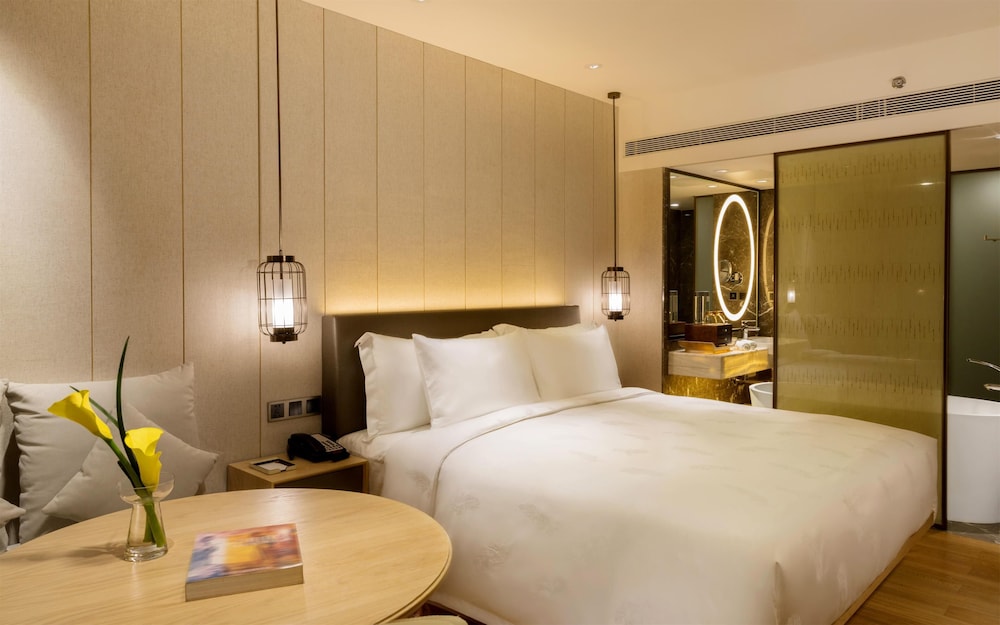 PREMIER ROOM (KING BED)