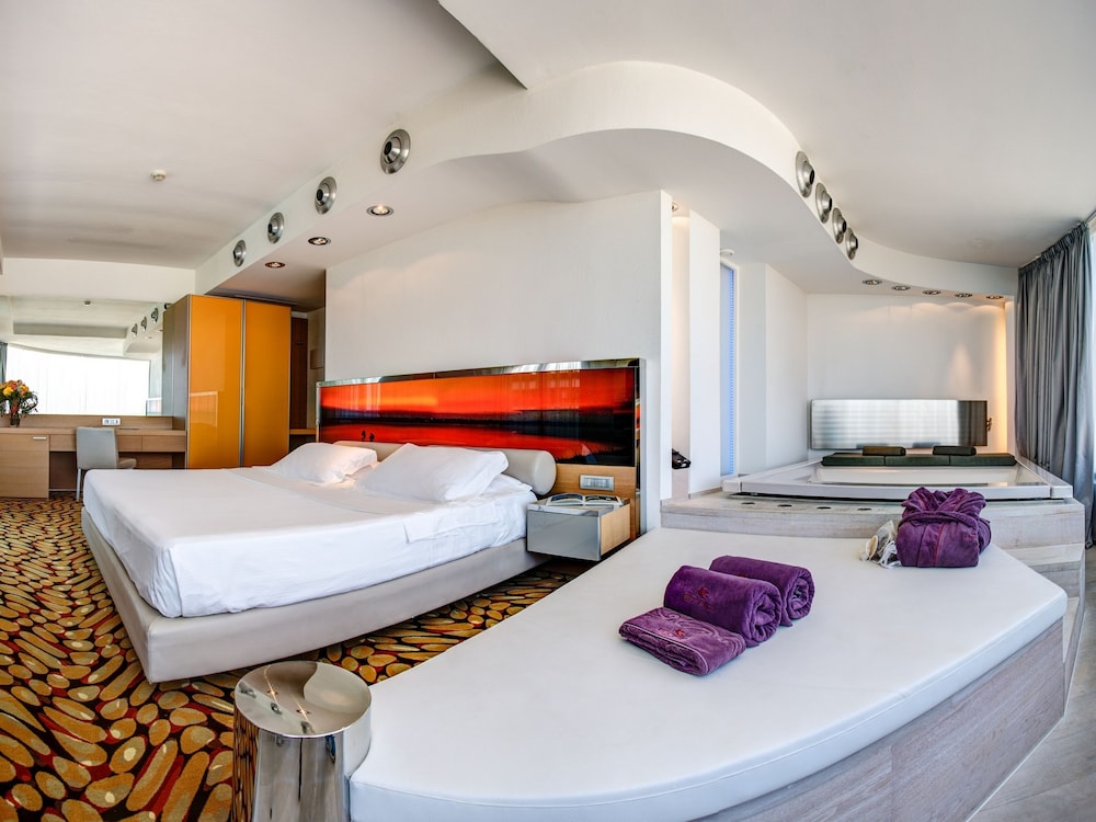 EXECUTIVE, DOUBLE OR TWIN BED