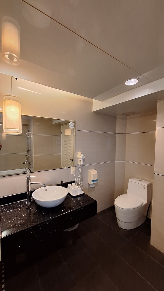 Cheng Pao Hotel 58/64