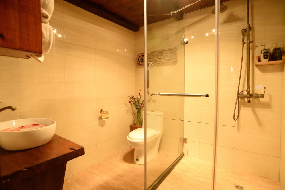 E-Outfitting Boutique Hotel Shangri-La 63/66