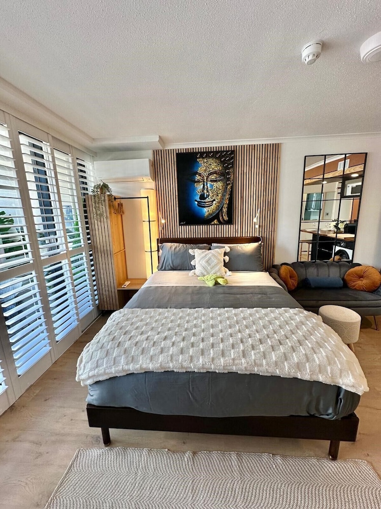 DELUXE, STUDIO, QUEEN BED, CITY VIEW