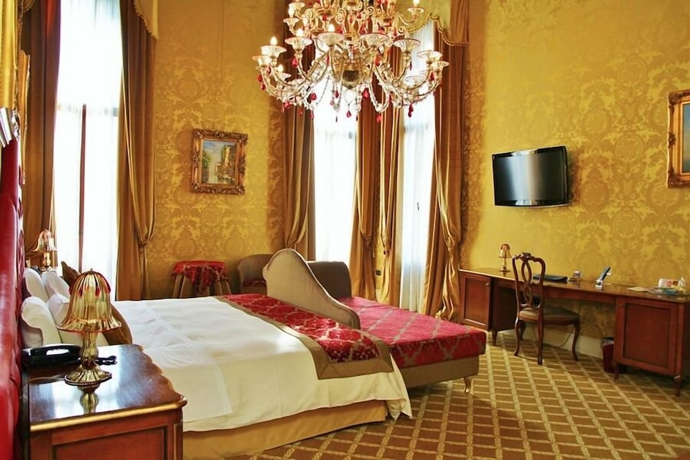 Pesaro Palace 26/60