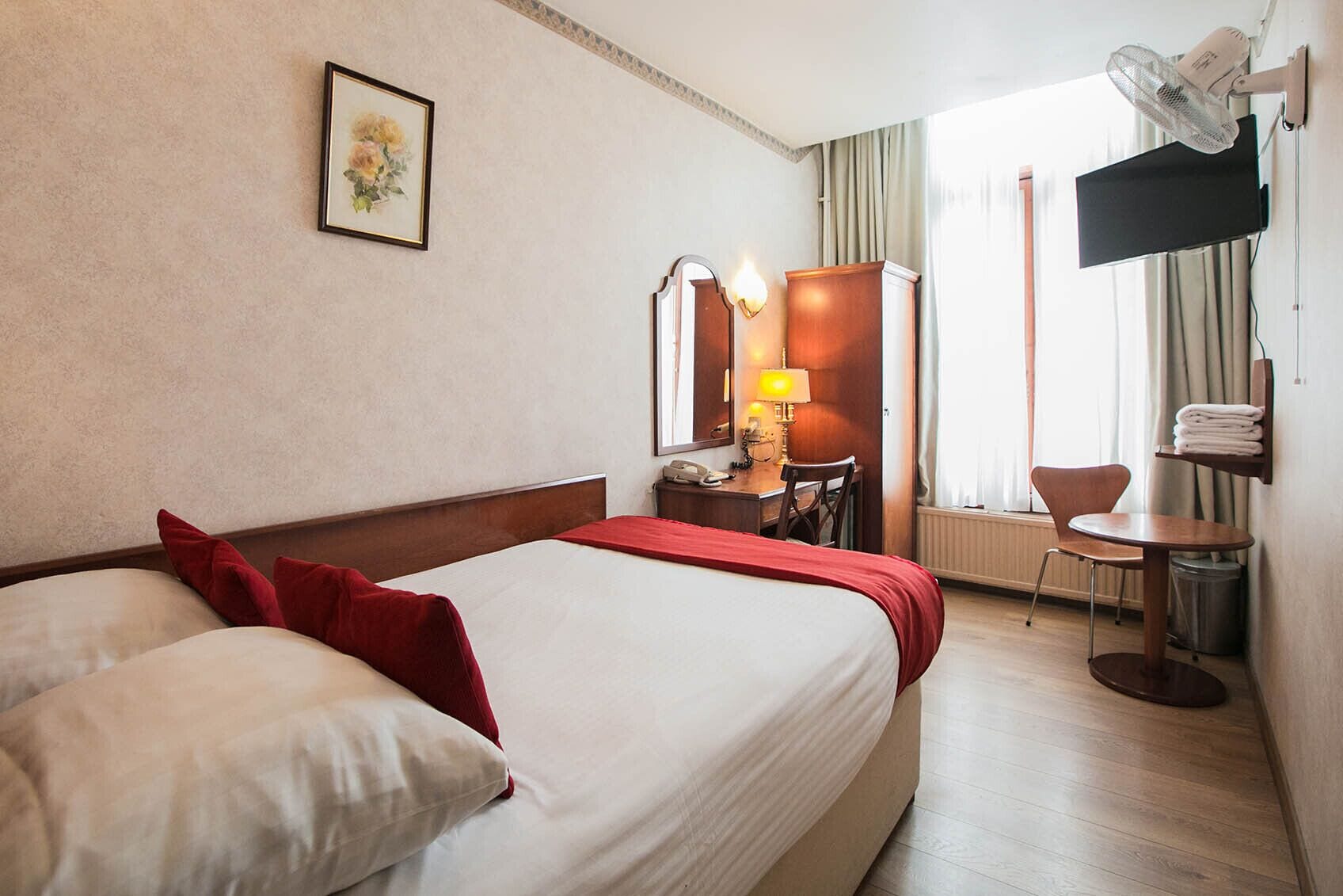 ROOM, DOUBLE BED, SMALL