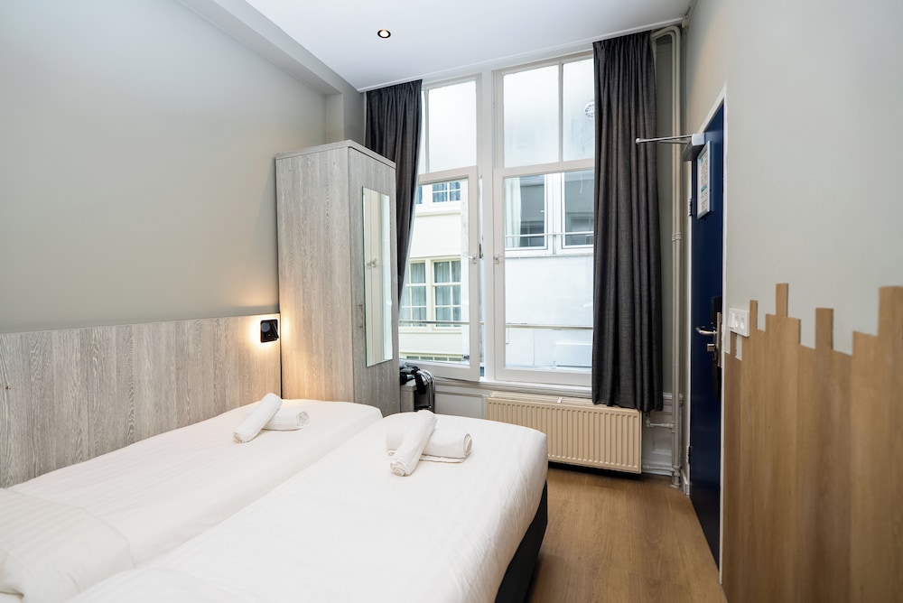 Crown Hotel 15/50