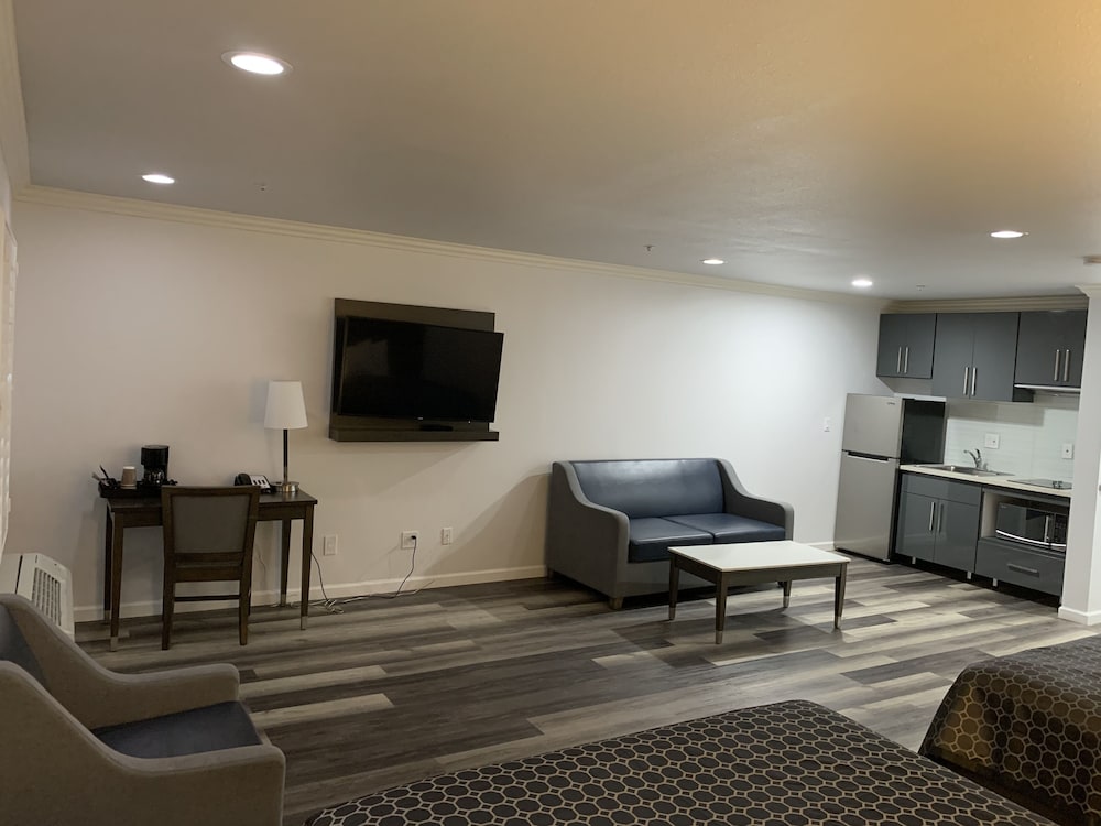 Mirage Inn and Suites 24/31