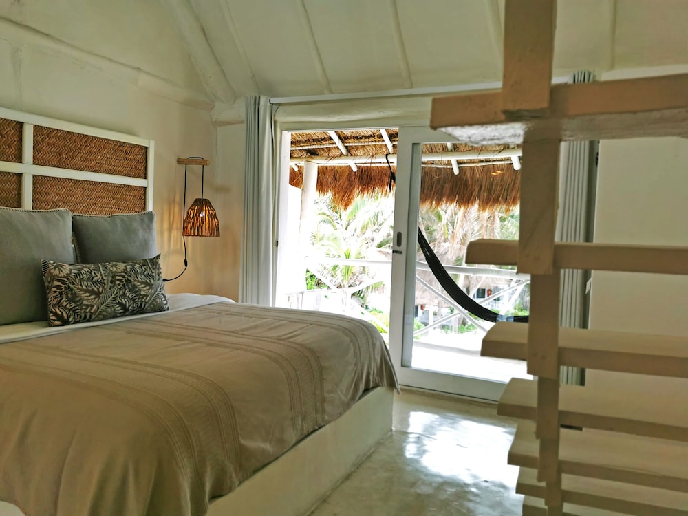 SUITE, PARTIAL OCEAN VIEW