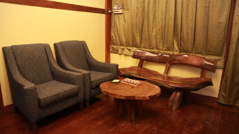 Lolo Oyong Pension House 24/39