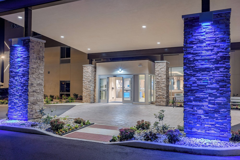 Holiday Inn Express & Suites Elkhart North 9/38